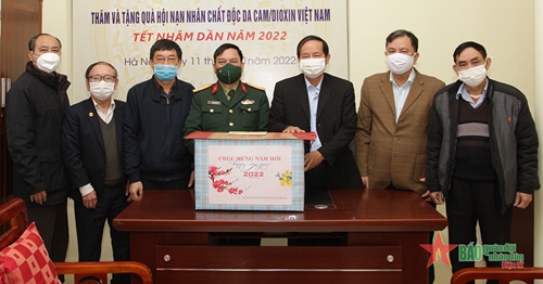 Đoàn công tác Bộ Tổng Tham mưu thăm, tặng quà Hội Nạn nhân chất độc da cam/dioxin Việt Nam