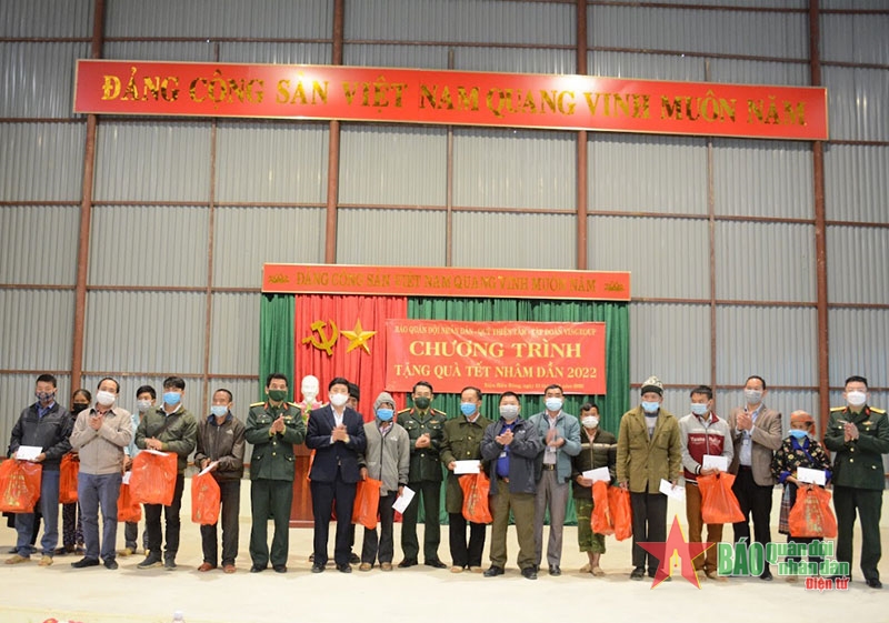 Trao 600 suất quà Tết tặng đồng bào các dân tộc huyện Điện Biên Đông