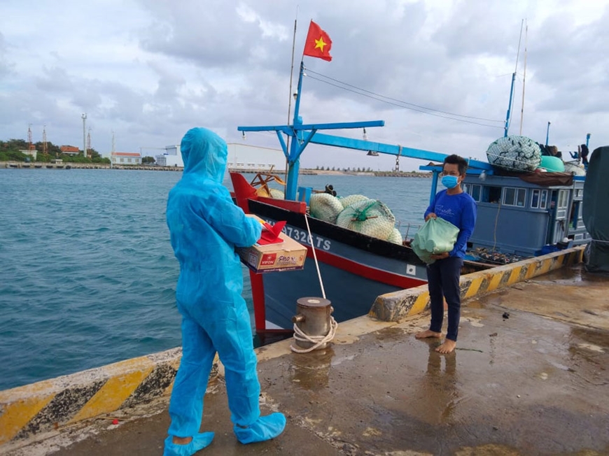 Bộ đội Trường Sa khắc phục thành công sự cố tàu cá Khánh Hòa