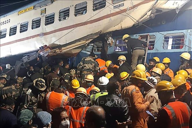 Tàu hỏa trật đường ray tại Ấn Độ: Ít nhất 33 người thương vong
