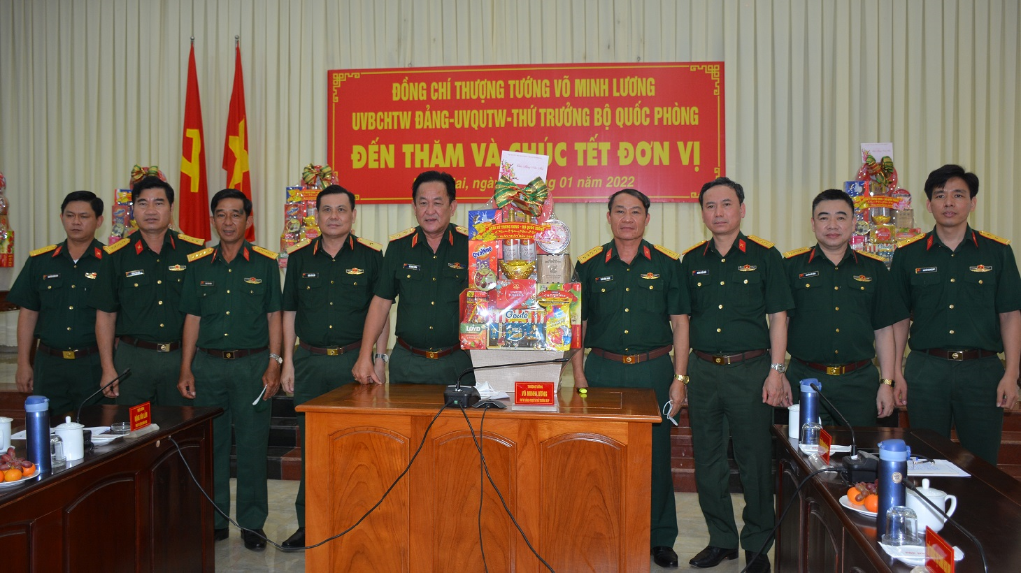 Thượng tướng Võ Minh Lương kiểm tra, chúc Tết tại Trường Sĩ quan Lục quân 2 và các đơn vị thuộc Quân khu 7