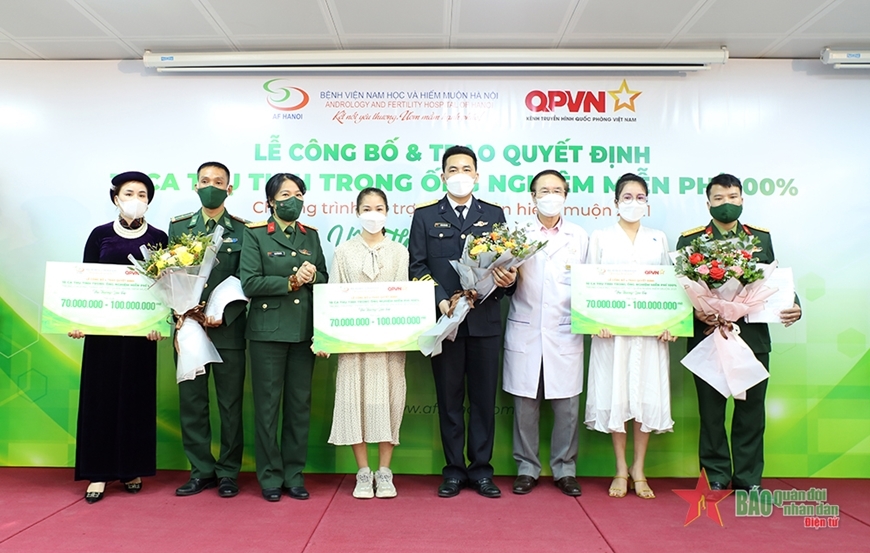 Các gia đình quân nhân hiếm muộn được nhận hỗ trợ trong Chương trình “Yêu thương lan tỏa”.  Ảnh: VÂN ANH