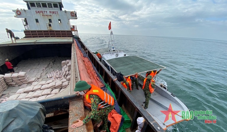Khắc phục sự cố tàu hàng có nguy cơ bị chìm trên vùng biển Cù Lao Chàm