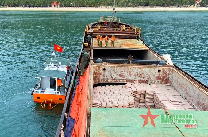 Khắc phục sự cố tàu hàng có nguy cơ bị chìm trên vùng biển Cù Lao Chàm