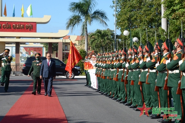 Chủ tịch nước Nguyễn Xuân Phúc thăm và làm việc tại Bộ tư lệnh Quân khu 5