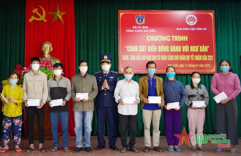 Bộ tư lệnh Vùng Cảnh sát biển 2 trao tặng ngư dân có hoàn cảnh khó khăn 
