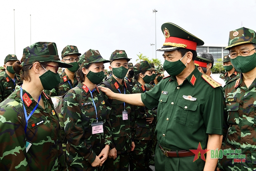 Đón xem những hình ảnh Cụ Hồ giữ lại của các bộ đội cận vệ. Những bức ảnh này là một phần lịch sử của Việt Nam và mang lại niềm tự hào cho mọi người. Hãy để những hình ảnh này đưa bạn trở về quá khứ để cảm nhận sự cống hiến và tinh thần chiến đấu của các anh hùng.