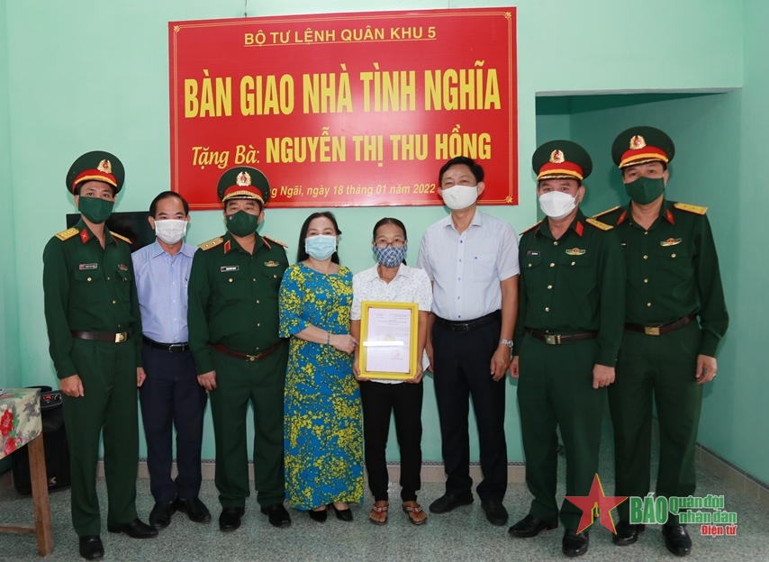 Trung tướng Trịnh Đình Thạch và các đại biểu tại buổi bàn giao nhà cho gia đình chị Nguyễn Thị Thu Hồng.