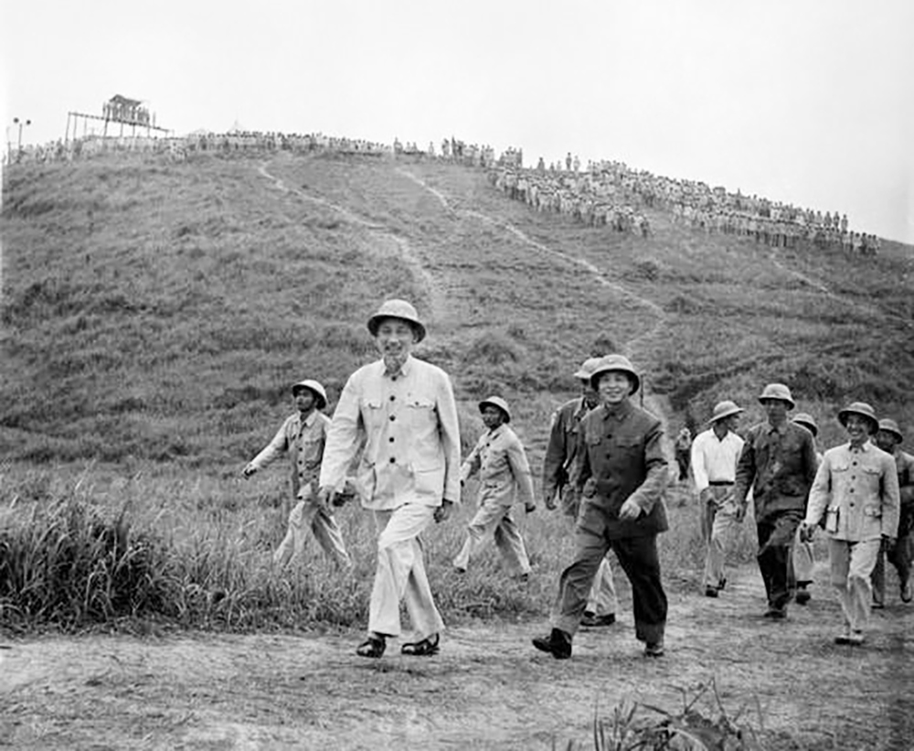 Bác Hồ giúp cán bộ tiến tới