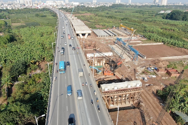 Công trường cầu Vĩnh Tuy 2 nhộn nhịp những ngày giáp Tết Nguyên đán Nhâm Dần 2022