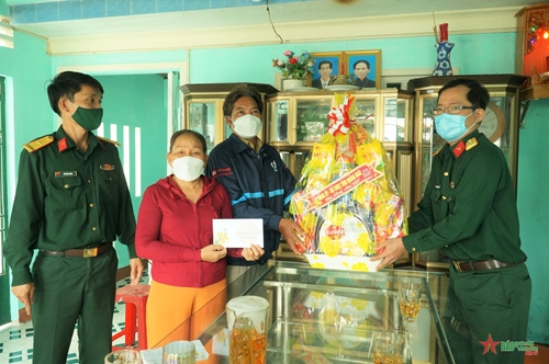 Thăm, tặng quà gia đình cán bộ, chiến sĩ đang công tác tại quần đảo Trường Sa và nhà giàn DK1