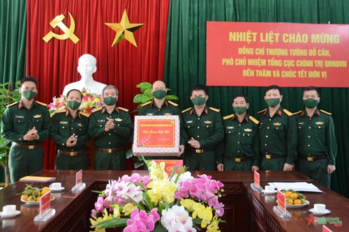 Thượng tướng Đỗ Căn thăm, chúc Tết Bộ tư lệnh Quân khu 5 và các đơn vị thuộc Tổng cục Chính trị tại TP Đà Nẵng 
