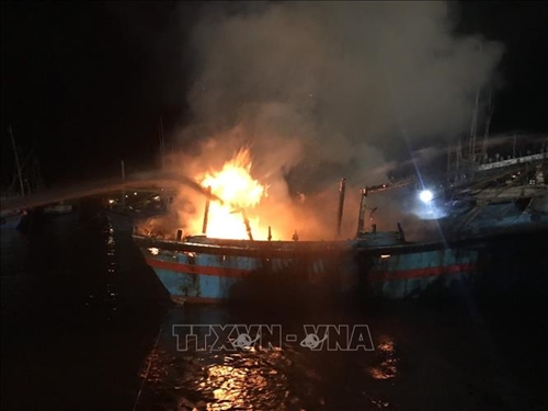 Cháy 3 tàu cá lúc rạng sáng khi đang neo đậu ở bến tàu

