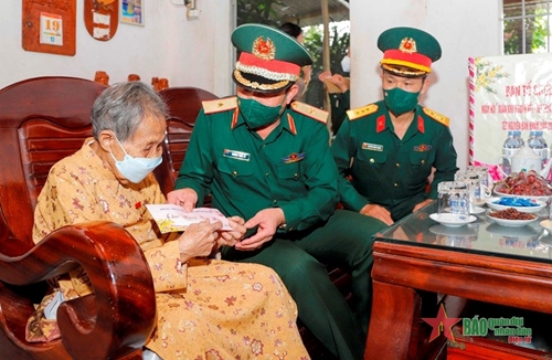 Đoàn công tác của Bộ tư lệnh Quân khu 5 thăm, tặng quà Tết tại Phú Yên