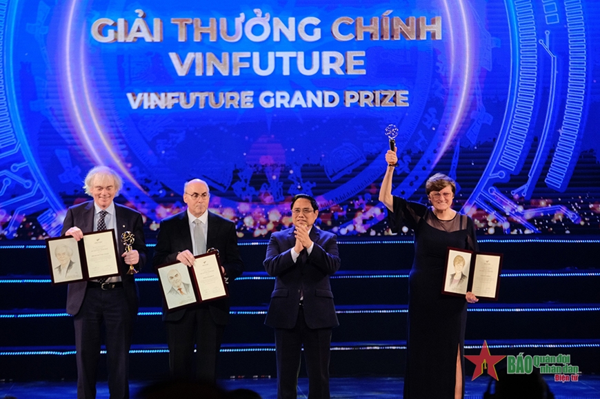 Ba nhà khoa học với công nghệ vắc xin mRNA nhận giải thưởng VinFuture