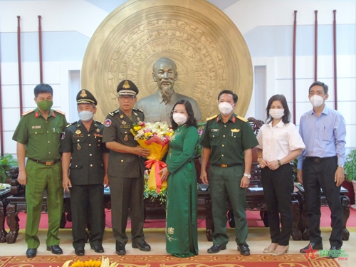 Quân đội Hoàng gia Campuchia thăm, chúc Tết tại Sóc Trăng