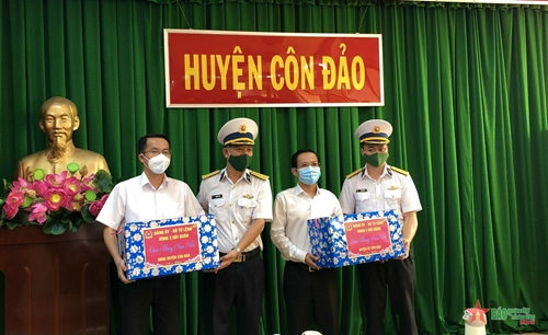 Vùng 2 Hải quân thăm, chúc Tết huyện Côn Đảo