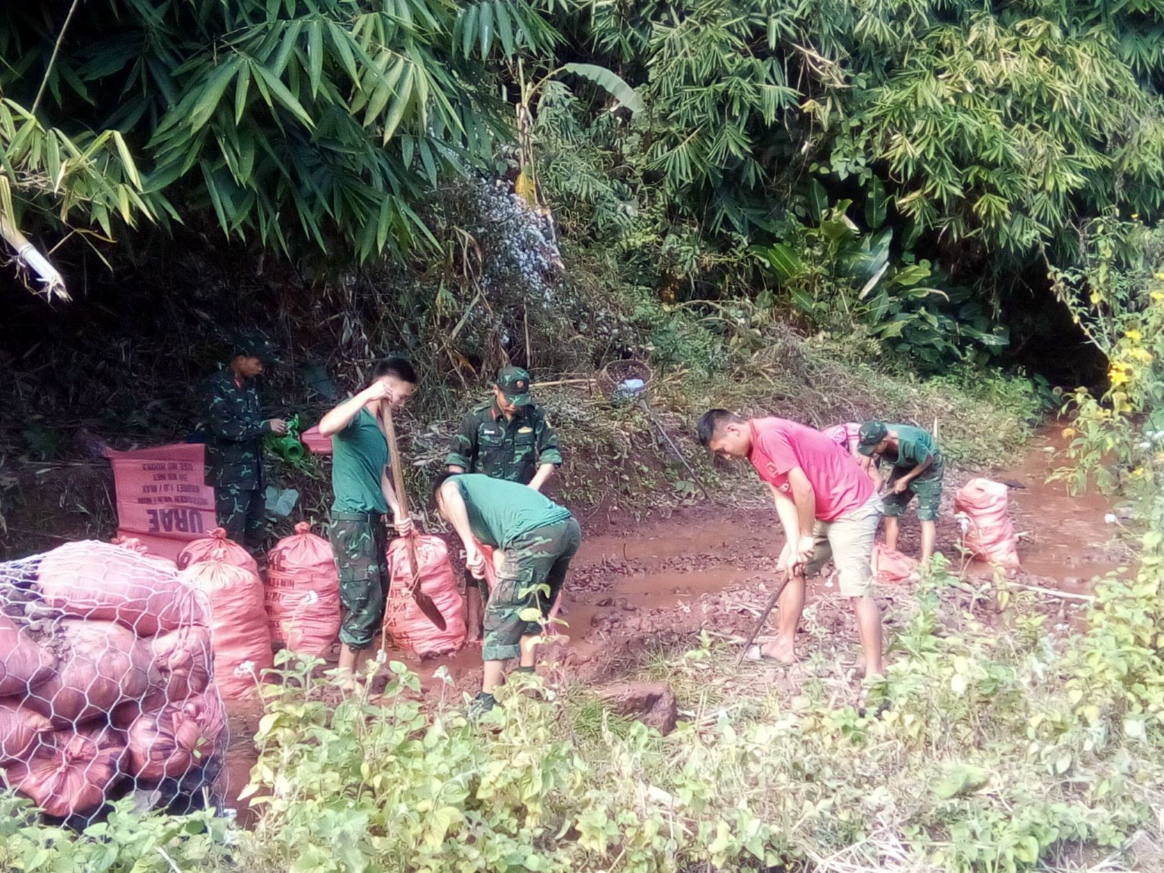 Giúp dân ở Leng Su Sìn

