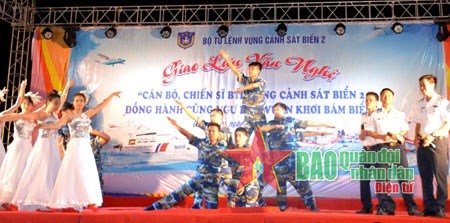 Tuổi trẻ Vùng Cảnh sát biển 2 cùng các đơn vị kết nghĩa tổ chức giao lưu văn nghệ. Ảnh: Qdnd.vn