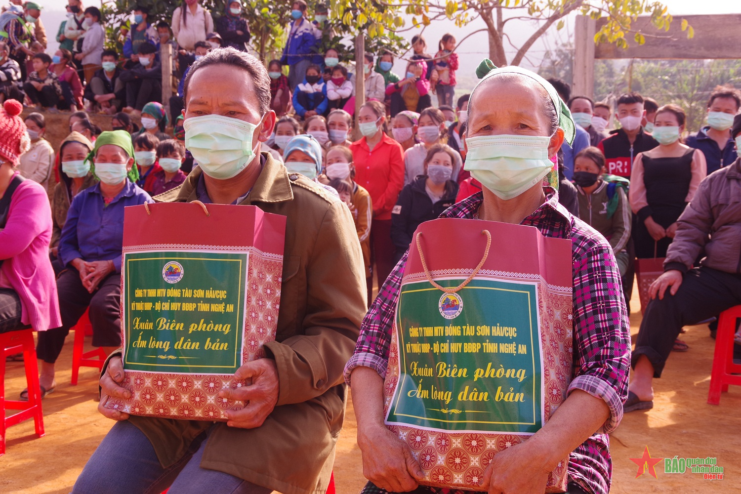 Ấm lòng đồng bào nơi biên giới