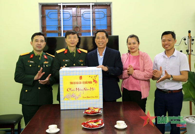 Tặng quà Tết các gia đình chính sách và hộ nghèo tỉnh Điện Biên