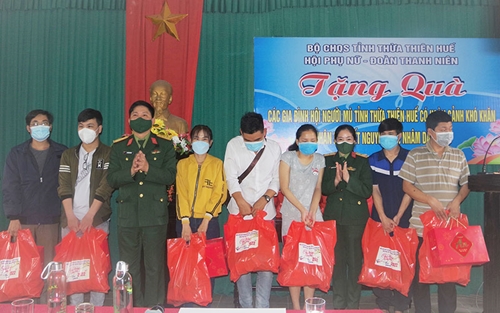 Bộ Chỉ huy quân sự tỉnh Thừa Thiên Huế tặng quà Tết gia đình Hội Người mù tỉnh