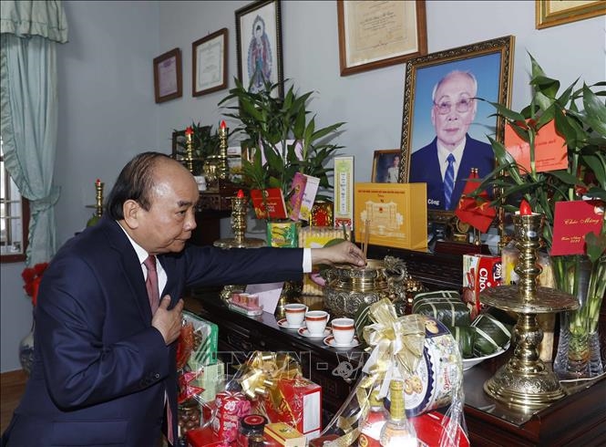 Chủ tịch nước Nguyễn Xuân Phúc dâng hương tưởng nhớ các đồng chí lãnh đạo Đảng, Nhà nước
