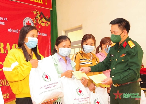 Binh đoàn 16 trao quà tặng hộ nghèo, nạn nhân chất độc da cam