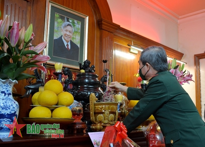 Thượng tướng Đỗ Căn chúc Tết gia đình các đồng chí nguyên Chủ nhiệm Tổng cục Chính trị