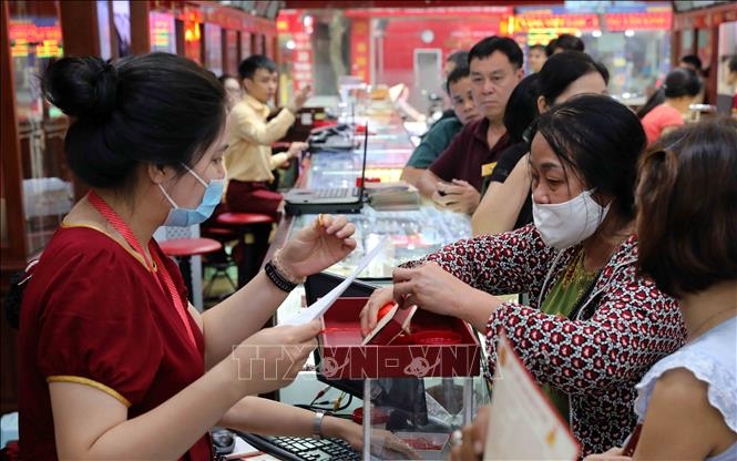 Giá vàng trong nước tăng mạnh trong phiên giao dịch ngày 25-1. Ảnh minh họa: TTXVN.