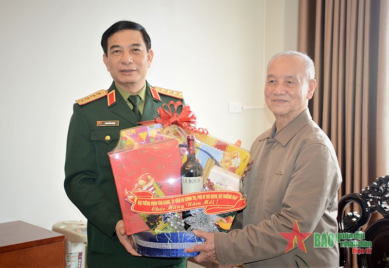 Đại tướng Phan Văn Giang thăm, chúc Tết gia đình các đồng chí nguyên lãnh đạo quân đội
