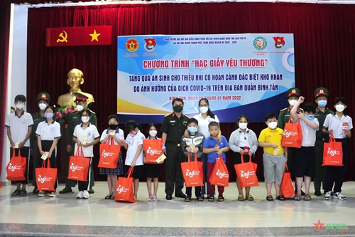 Đoàn Thanh niên Bộ tư lệnh TP Hồ Chí Minh tặng quà trẻ em khó khăn