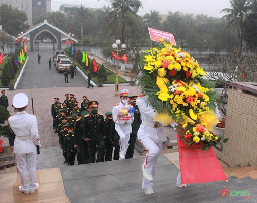 Bộ tư lệnh Quân khu 4 dâng hương tưởng niệm Chủ tịch Hồ Chí Minh và các Anh hùng liệt sĩ