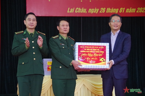 Trưởng Ban Kinh tế Trung ương Trần Tuấn Anh chúc Tết cán bộ, chiến sĩ Bộ đội Biên phòng Lai Châu