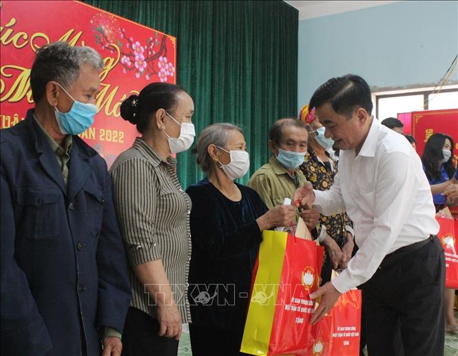 Đồng chí Trần Cẩm Tú thăm, động viên, tặng quà các lực lượng tuyến đầu chống dịch tại Quảng Bình