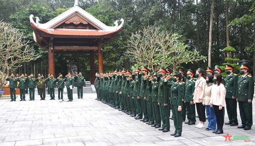 Viện Lịch sử quân sự Việt Nam tổ chức dâng hương, báo công Chủ tịch Hồ Chí Minh