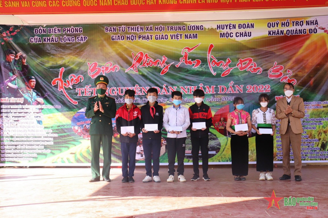 Mang Tết ấm cho dân bản