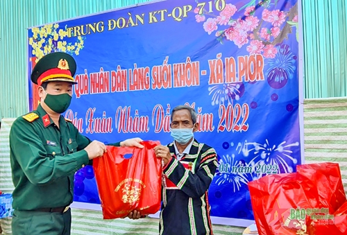 Trung đoàn Kinh tế-Quốc phòng 710 trao quà tặng nhân dân trên địa bàn biên giới