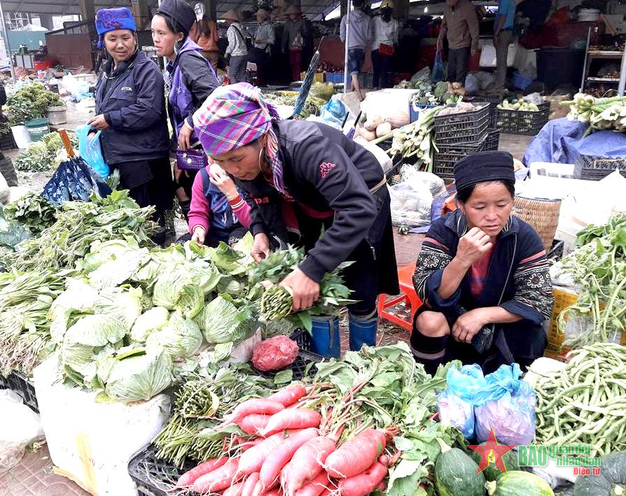 Dặt dìu phiên chợ ngày xuân