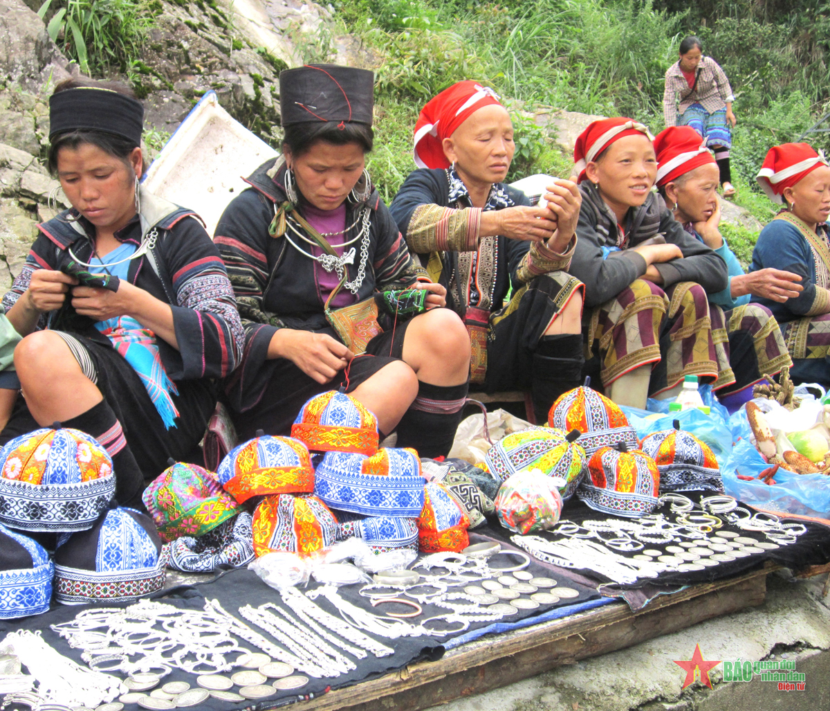 Dặt dìu phiên chợ ngày xuân
