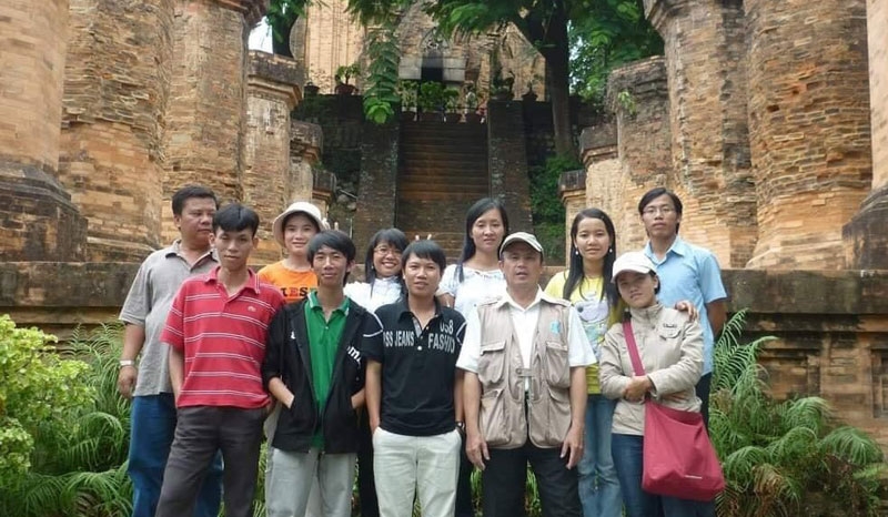 Các nhà văn trẻ An Giang tham quan tháp Bà Ponagar (TP Nha Trang, tỉnh Khánh Hòa).