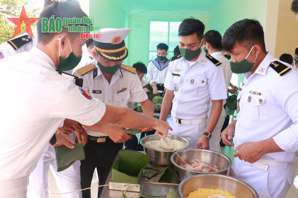 Học viên Hải quân Hoàng gia Campuchia trổ tài gói bánh chưng 