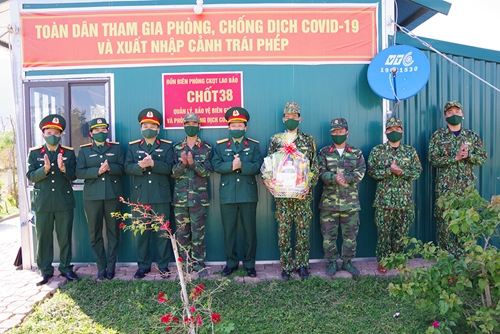 Bộ CHQS tỉnh Quảng Trị chúc Tết cán bộ, chiến sĩ tham gia phòng, chống dịch Covid-19
