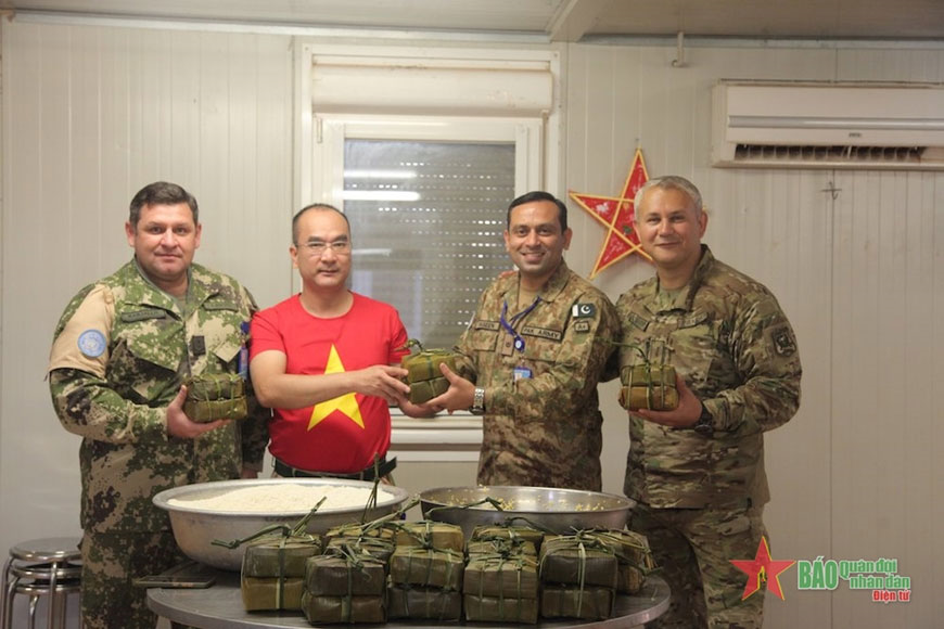 Lính mũ nồi xanh Liên hợp quốc học gói bánh chưng và chúc Tết Việt Nam