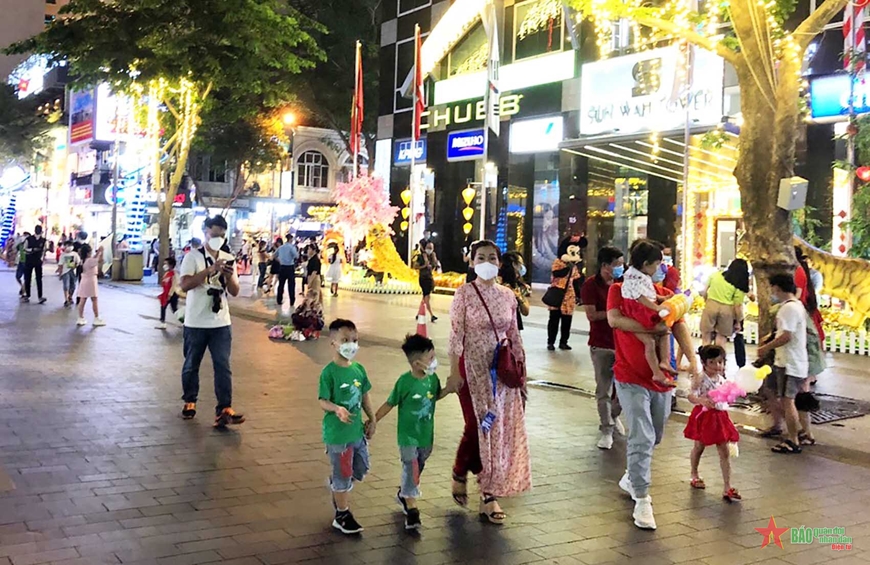 Càng về chiều tối, người dân đổ về các khu vui chơi, địa điểm văn hóa để du xuân, chụp ảnh.