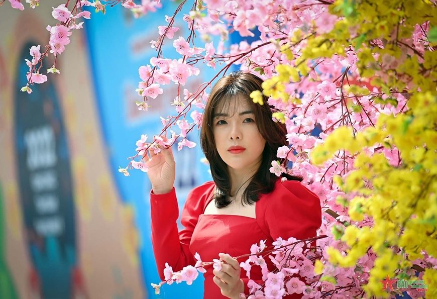 Thiếu nữ rạng ngời dưới nắng xuân phương Nam.