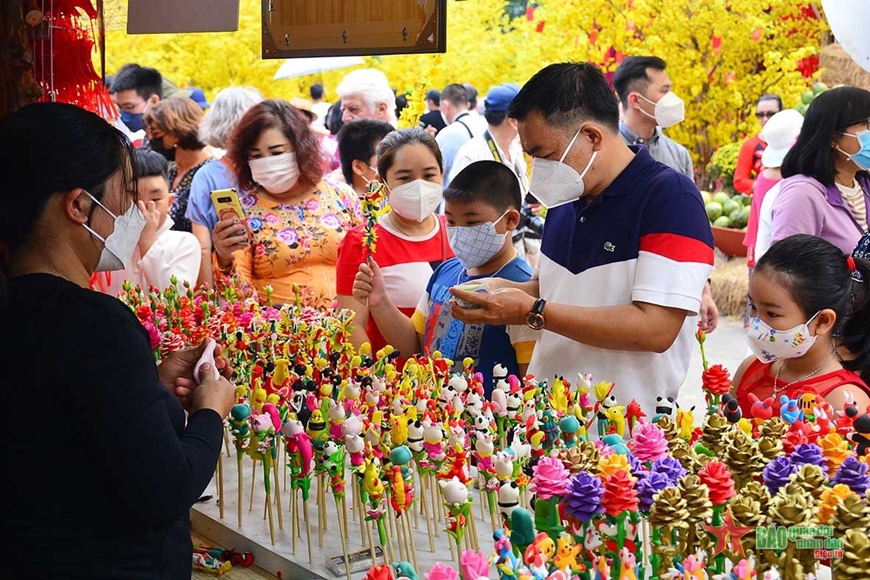 Nhiều gia đình cho con em tham quan, trải nghiệm các khu vui chơi giới thiệu trò chơi, nét văn hóa ngày Tết cổ truyền của dân tộc.