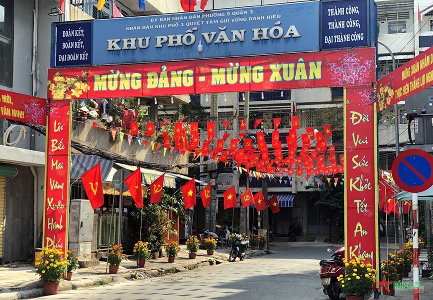 Các khu dân cư trang trí cờ hoa rực rỡ chào năm mới.
