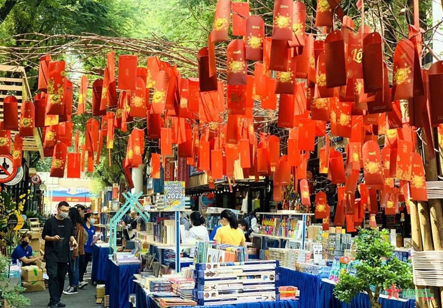 Đường sách TP Hồ Chí Minh được trang trí rực rỡ trong những ngày Tết.