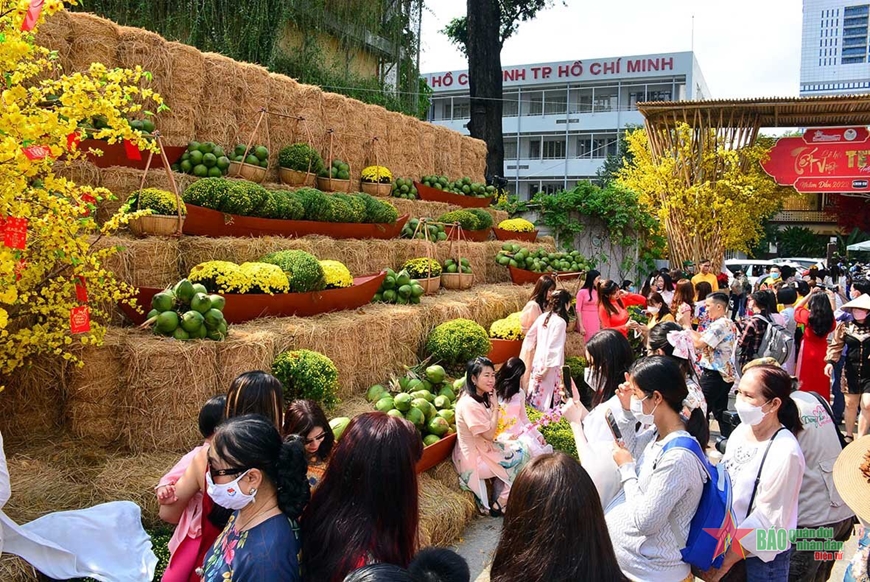Khu vực lễ hội Tết Việt tại Nhà Văn hóa Thanh niên TP Hồ Chí Minh thu hút người dân đến tham quan, chụp ảnh từ rất sớm.